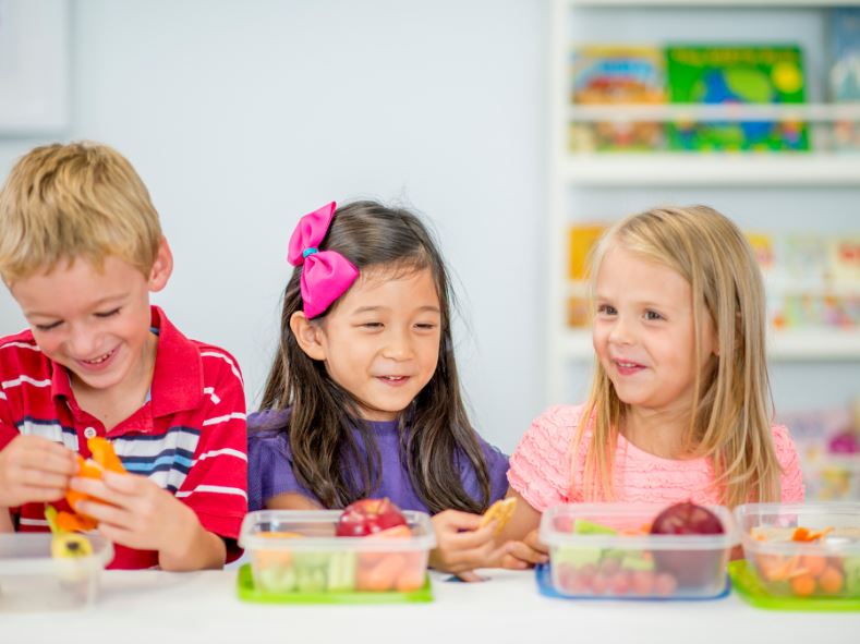 kids eating lunch